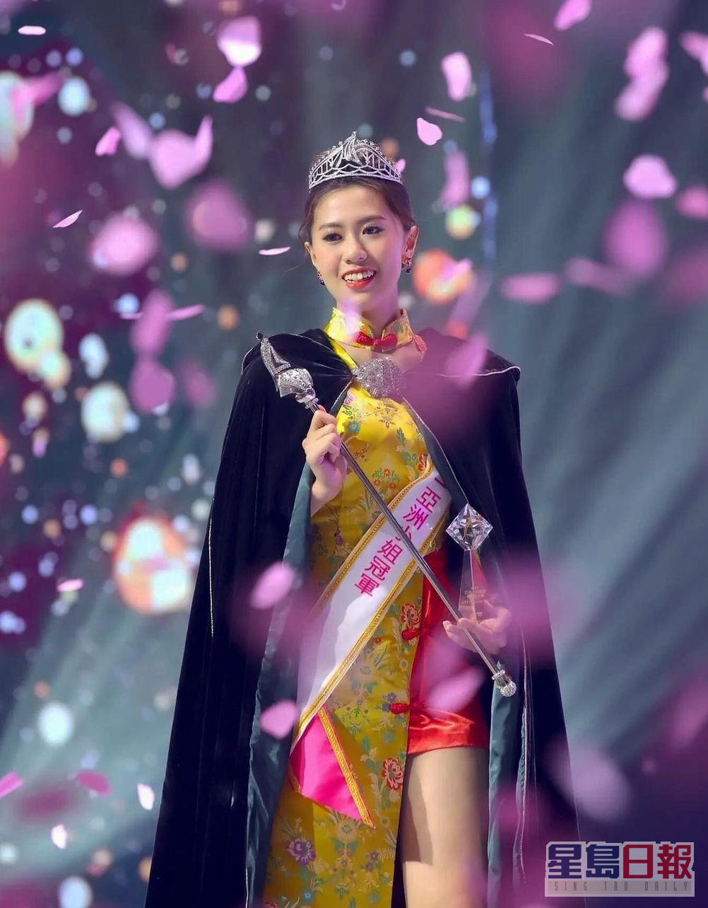 喺NelNel指导下，2021年度亚姐冠军陈美仪大方得体。