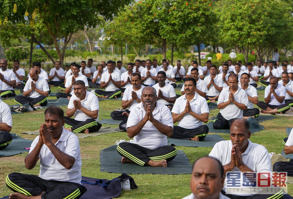 印度75個歷史地標均有人參與這項萬人瑜珈晨運。美聯社圖片