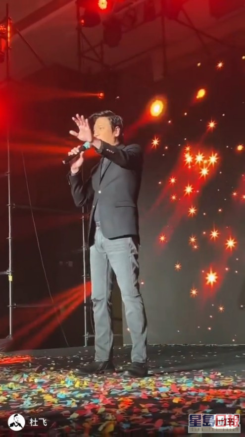 羅嘉良最近在新疆烏魯木齊登台，演唱《富貴門》主題曲《差一剎的地老天荒》。