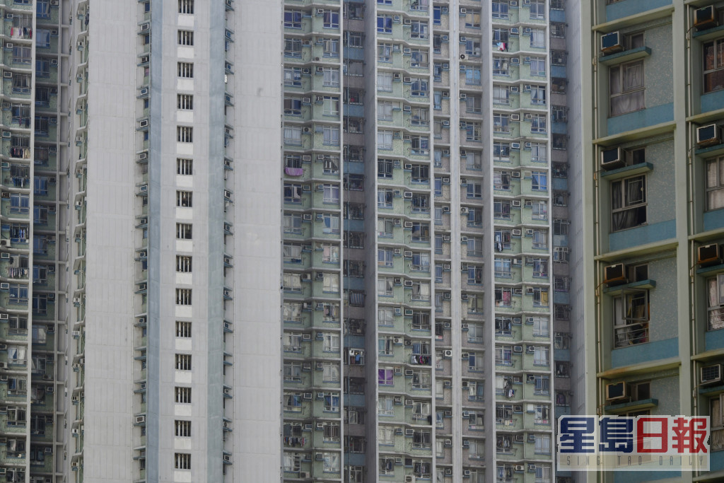 陈茂波希望增加现时兴建房屋的面积，但认为亦需平衡楼价及市民负担。资料图片