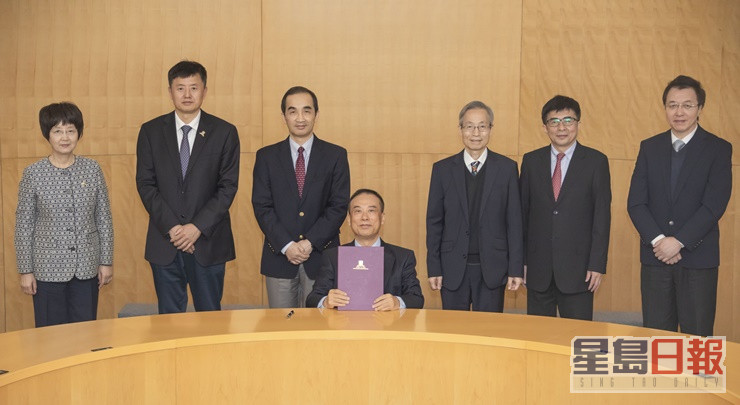 中大（深圳）校长徐扬生代表签署协议。