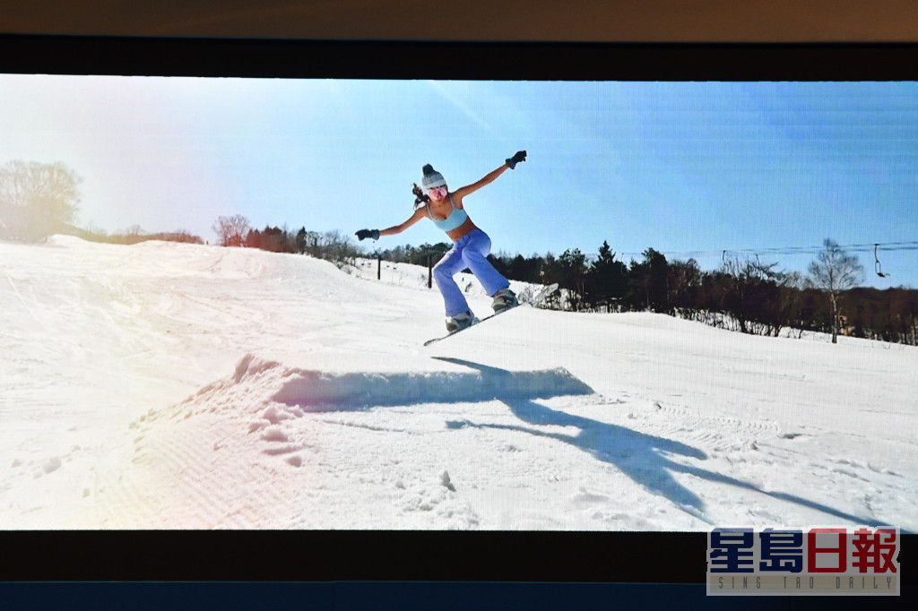 余思霆在新節目着運動bra top滑雪。