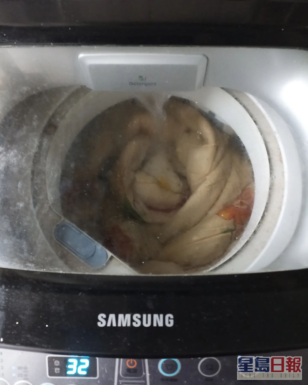 阿仪用洗衣机洗被。