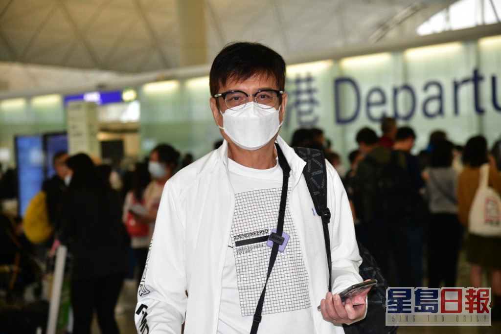 嘉玲兒子黃栢文今日亦現身機場，出發到泰國送別母親。  ​