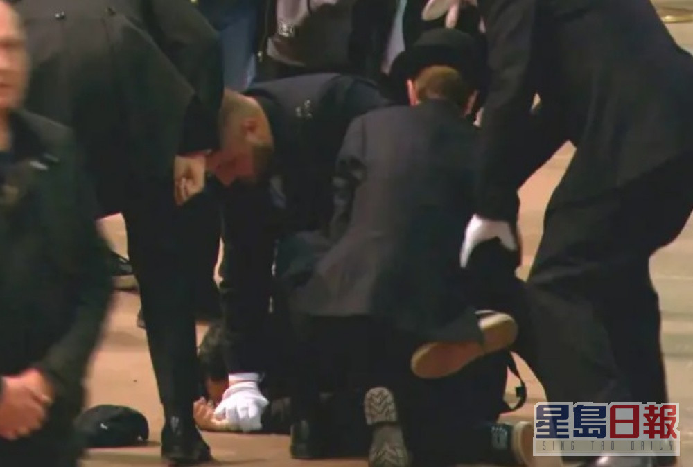 男子图被警方在地上。网图