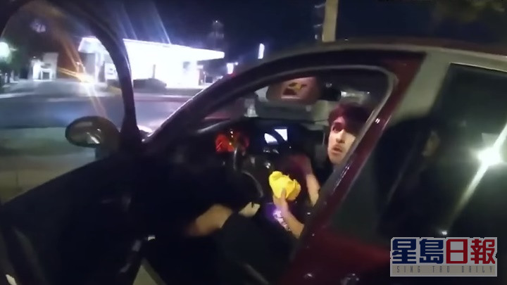 布伦南德打开车门，发现坎图正在车上吃汉堡包。网上影片截图