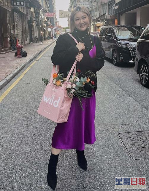 上月情人节时欣宜孭着印有男友花店名称的tote bag影相。  ​
