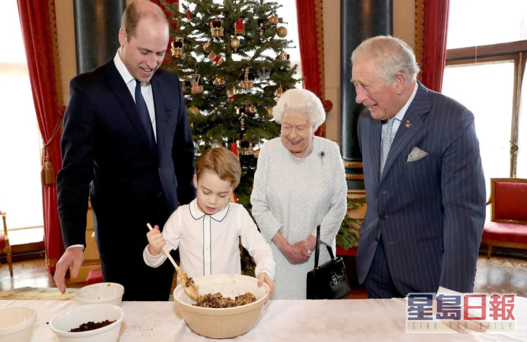 外界指两年前女皇圣诞合照只有查理斯威廉和乔治是哈里夫妇出走导火线。