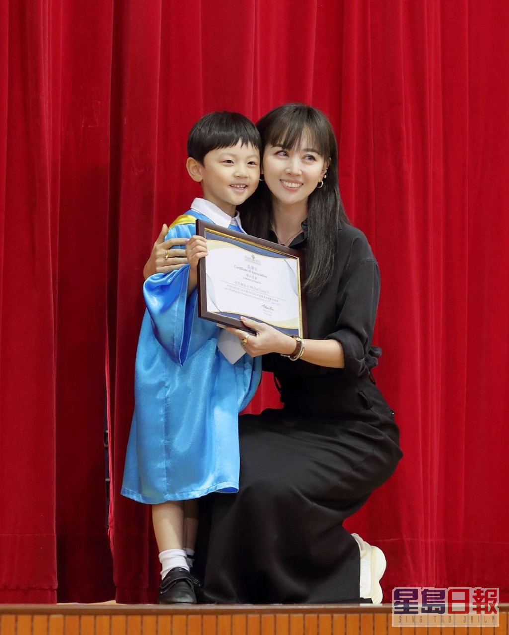 今日媽媽任祉妍分享在IG分享Rex幼稚園畢業禮照片。