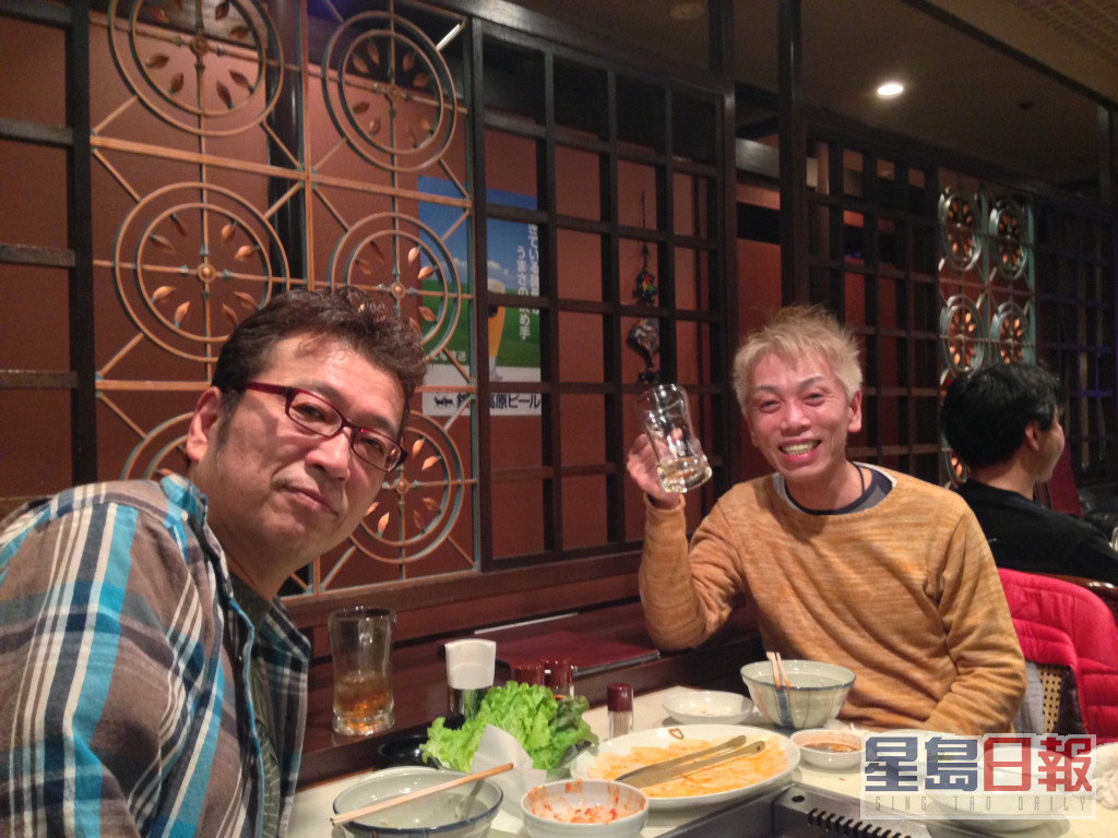 结他手矢萩渉（左）在twitter贴出与田中裕二合照悼念队友。