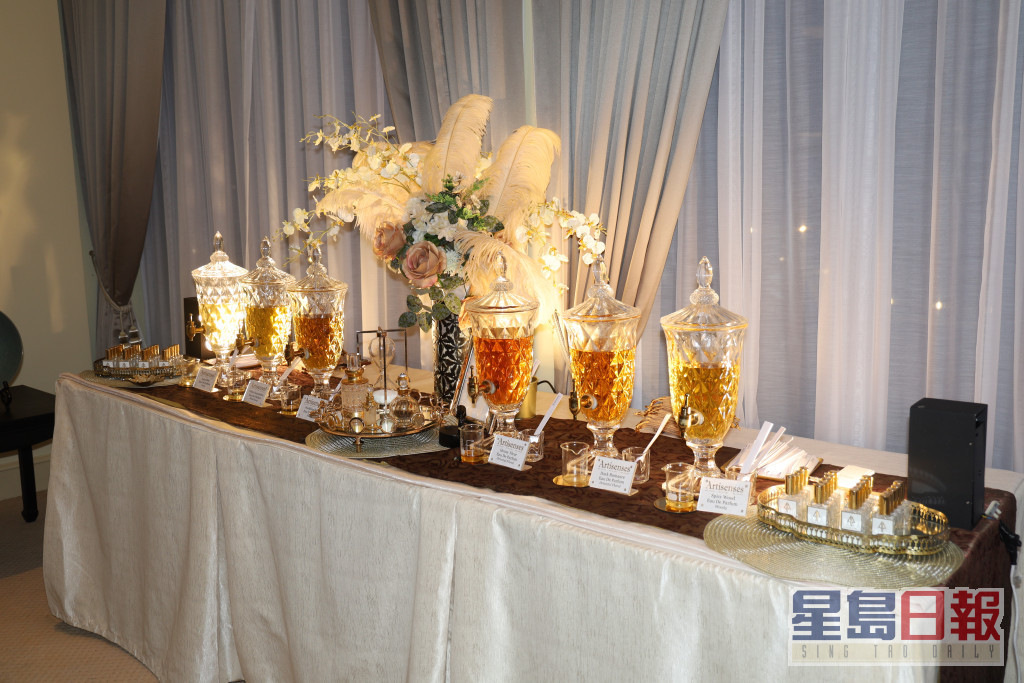 婚礼现场有Perfume Bar，让宾客自己调校香水。