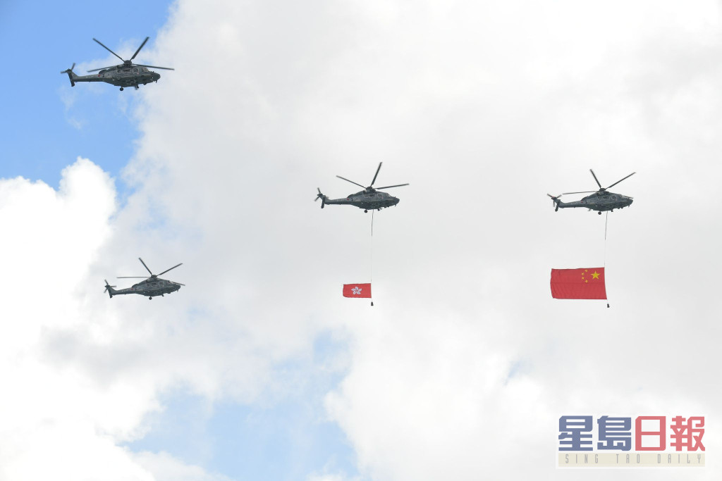 飞行服务队两架直升机分别悬挂国旗及区旗。