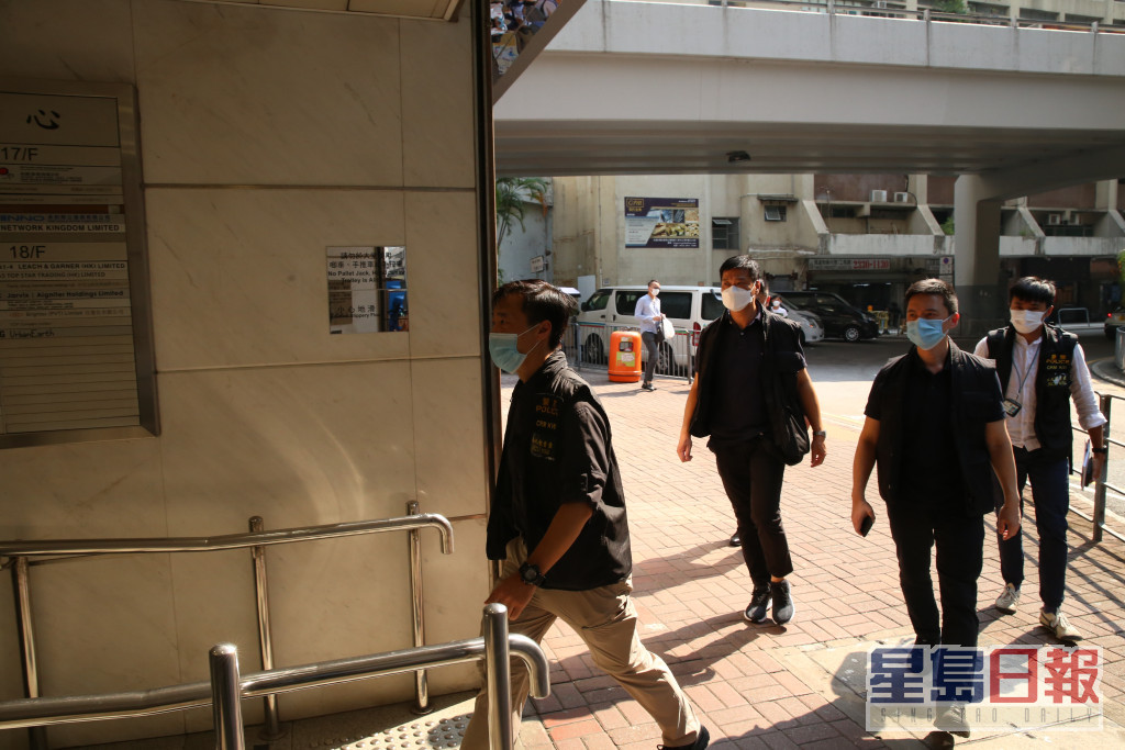 西九龙重案组兵分两路到红磡两商厦搜查。刘汉权摄