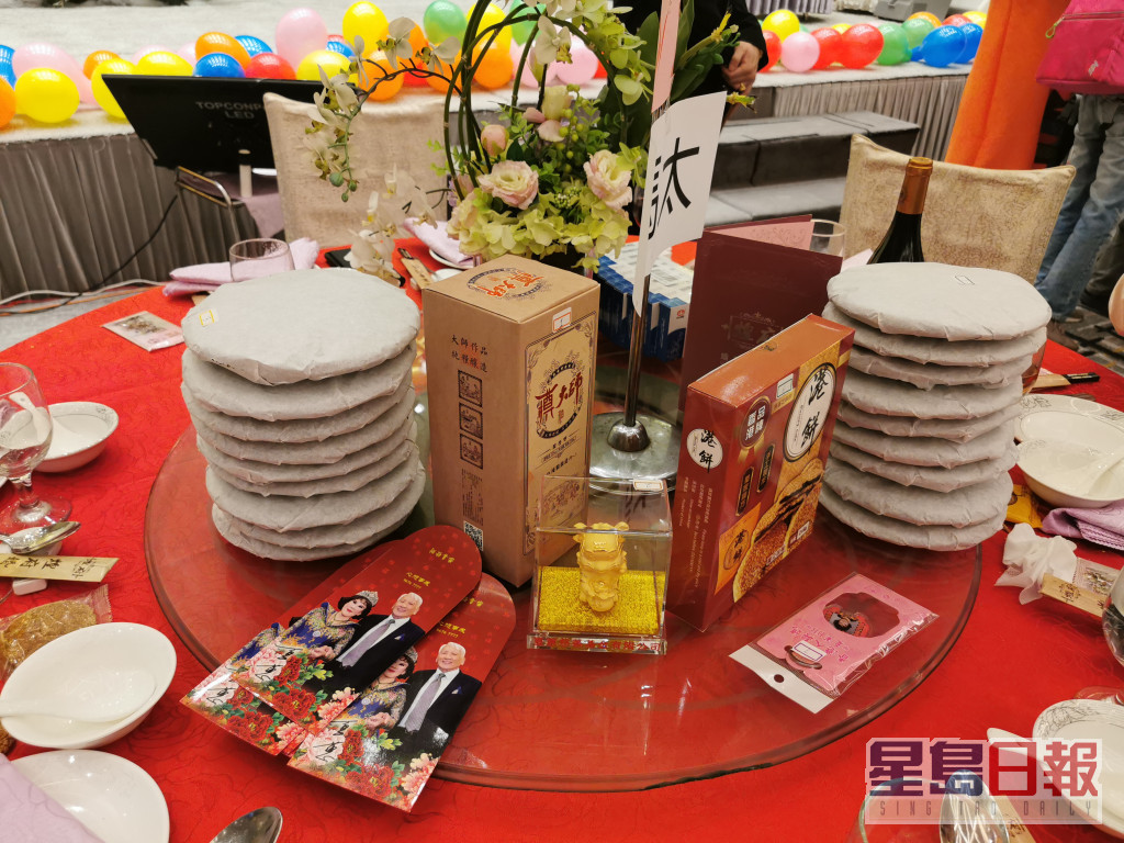 席獎有金飾、茶葉、中國酒及中成藥等，仲有寫住「香港人契媽」嘅紀念品。