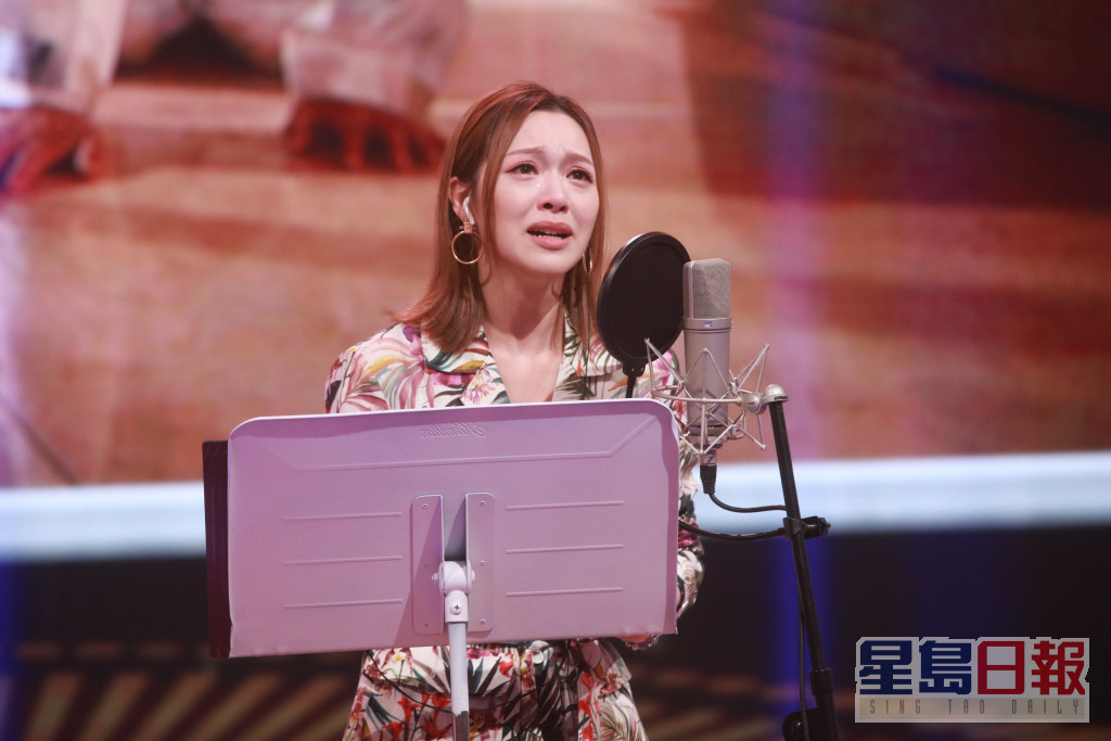 前年冯盈盈参加《好声好戏》时，还特别跟周佩婷上堂重新学发音。