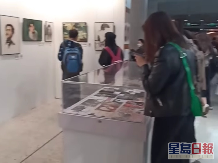 薛影仪跟经理人去睇张国荣纪念展。