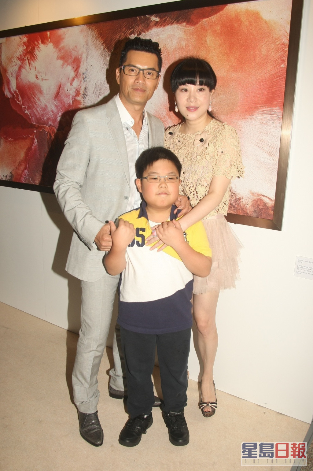 吕良伟与杨小娟昔日经常带儿子出席公开活动。