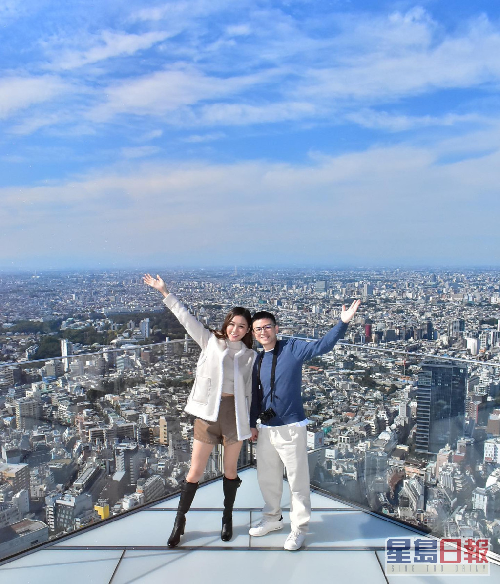 陈诗欣与老公在涩谷SKY上打卡。  ​
