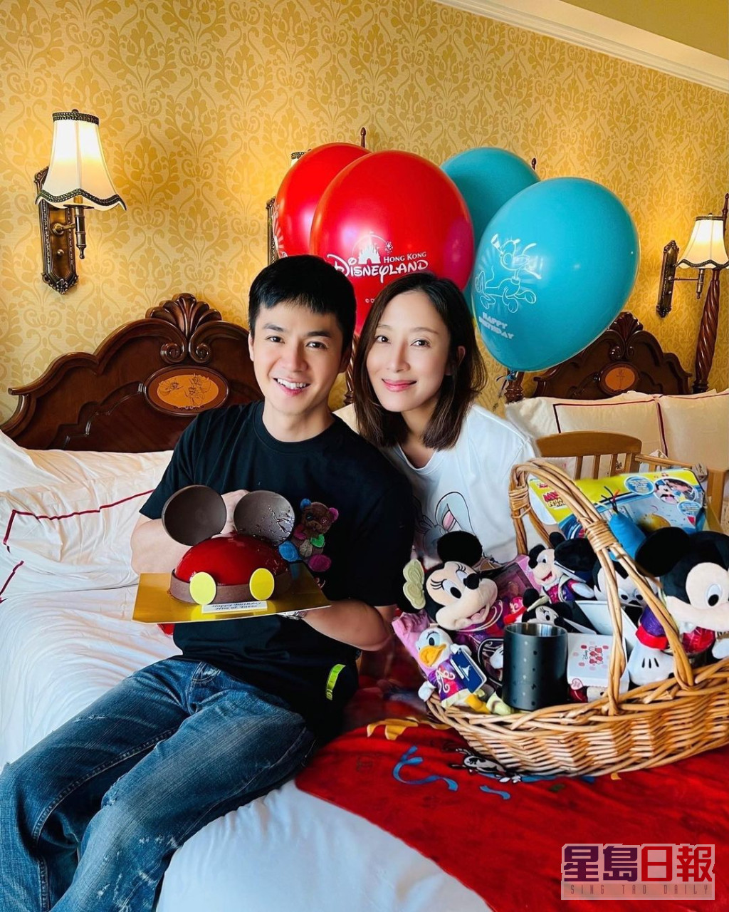 8月30日是楊茜堯的42歲生日，與老公影合照都刻意用禮物籃遮肚。