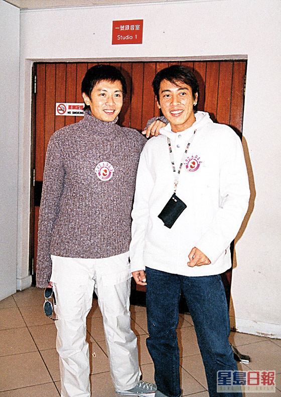 2005年何宝生（左）被发现剃光头及穿僧袍现身闹市，才被揭早已于大屿山宝林禅寺出家。