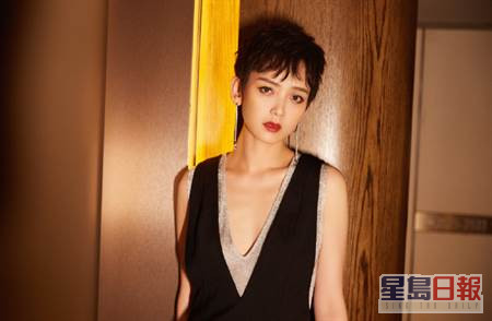 李晓峰在剧集《爱的二八定律》中饰演杨幂二嫂兼闺密，引起热议。