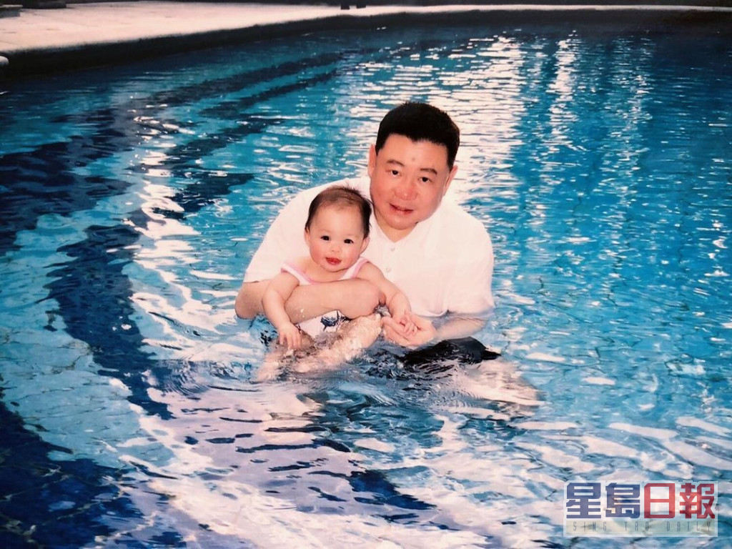 刘秀盈曾分享年幼时与父亲合照。