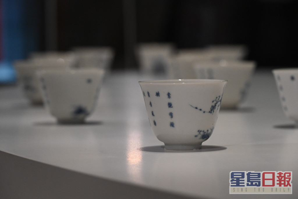 香港故宫文化博物馆展品「青花十二月花卉图题诗句杯」。梁文辉摄