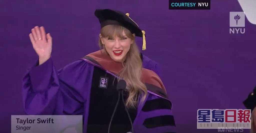Taylor Swift在台上向过千名毕业生演讲25分钟。