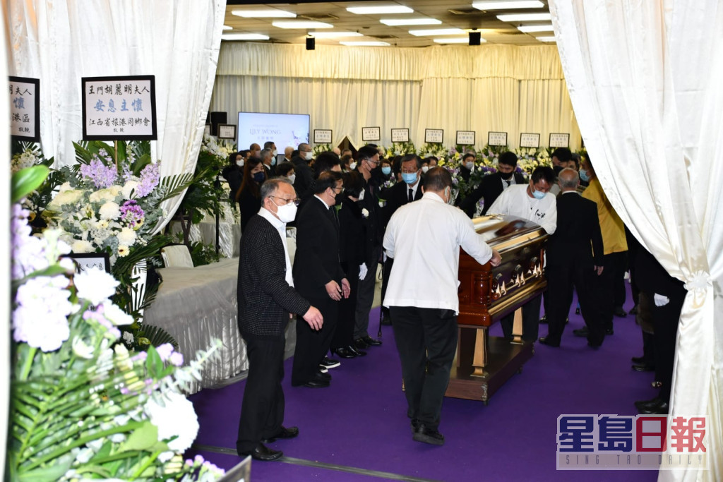 王賢誌透露打算為媽媽在香港進行土葬，有關手續仍在申請中。