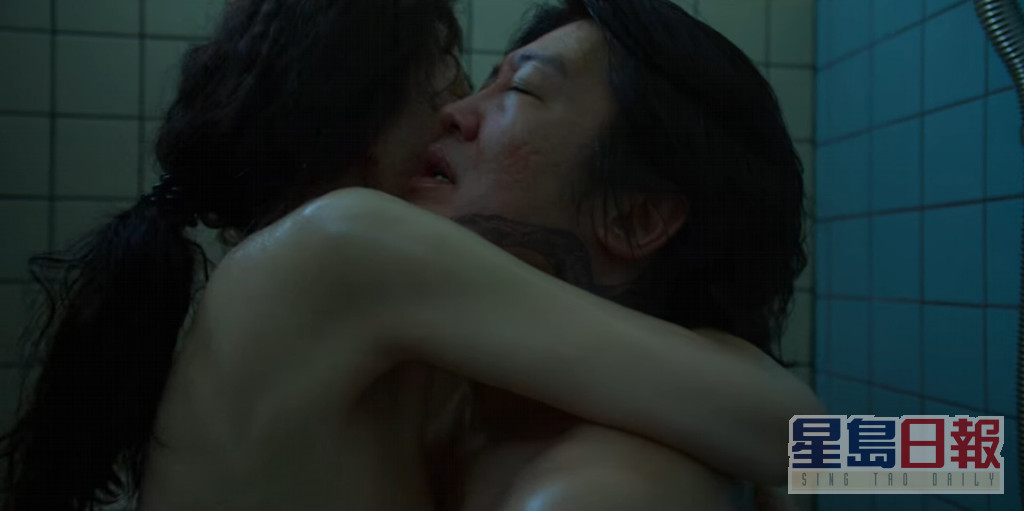 Netflix原創劇《魷魚遊戲》中，奸角張德秀與韓美女在廁所上演一幕性愛場面。