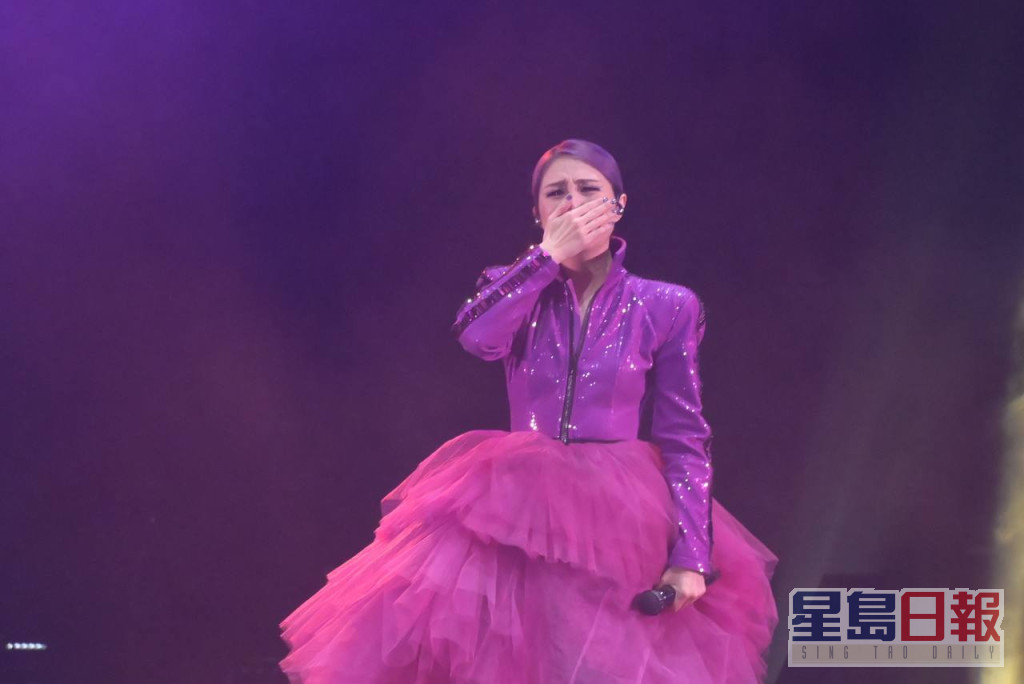 杨千嬅在演唱会中感触落泪。  ​