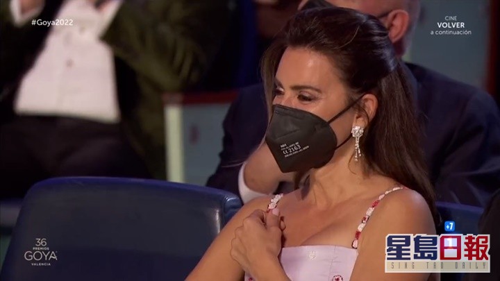 彭妮露戴上口罩在台下为老公得奖开心。
