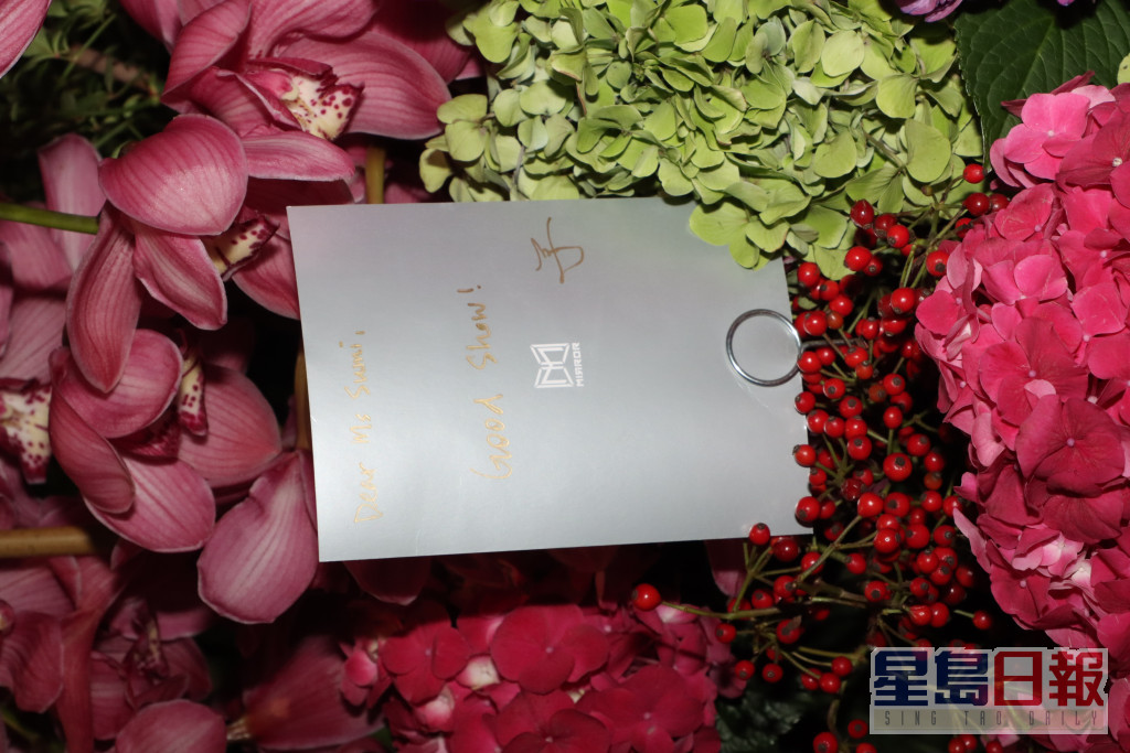姜涛致送附有亲笔签名相的花篮给今晚演出的韩国著名女高音曹秀美。