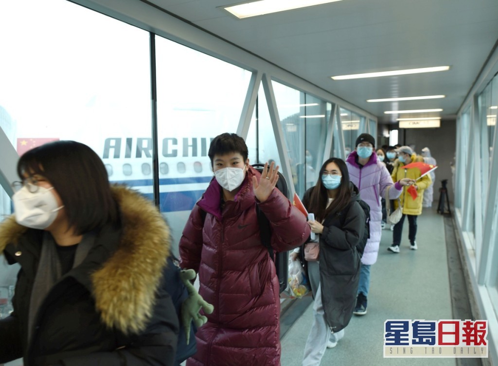 滞留乌克兰中国公民安全抵达杭州。 新华社