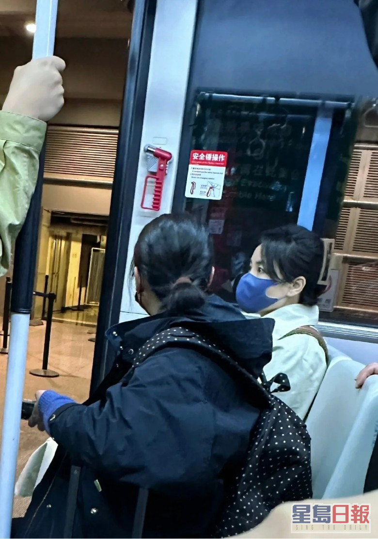 网民赞王菲够贴地，与其他旅客一齐坐接驳巴士。