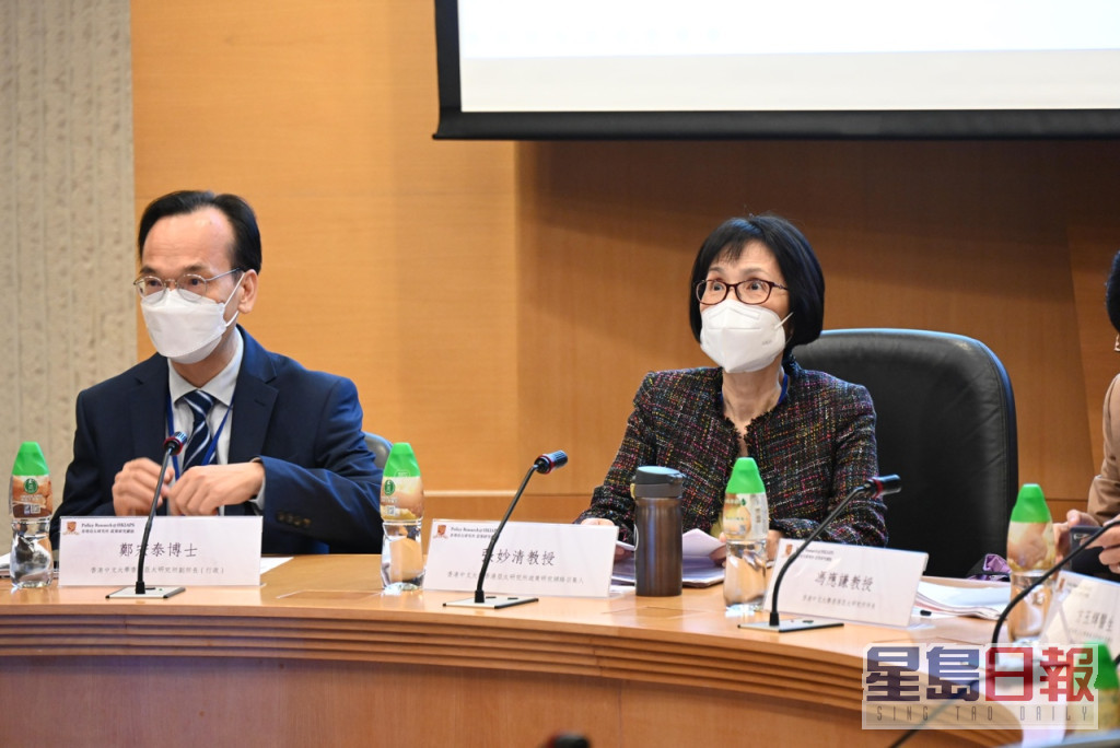香港亞太研究所聯席所長張妙清教授（右）及鄭宏泰博士（左）。解青羽攝