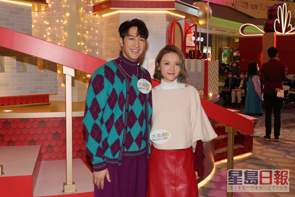 林欣彤与冯允谦齐齐出席圣诞活动。