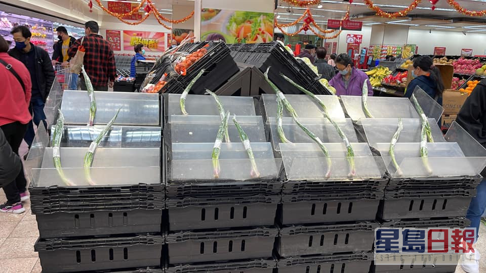 不少超市货架被抢购一空。fb群组「屯门牛」图片
