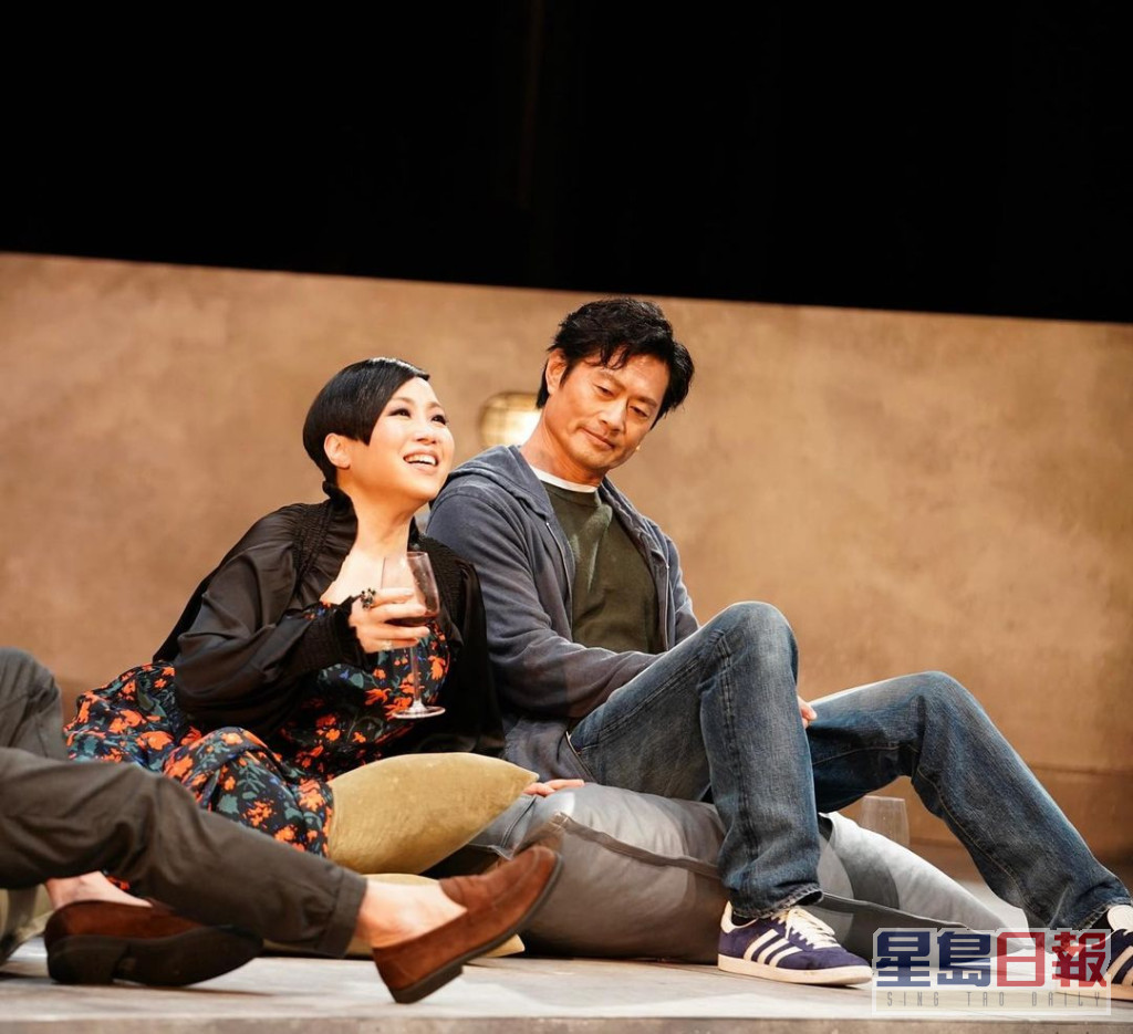 去年尾，蝦頭跟黃德斌合演舞台劇《短暫的婚姻2022》，劇中飾演好主動媾仔的職業女性。