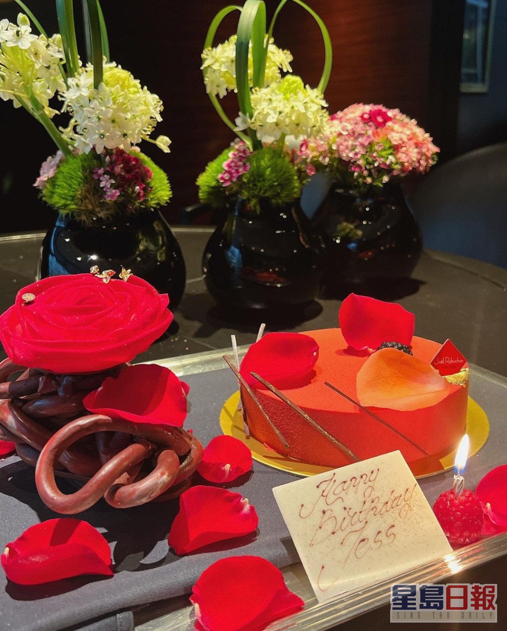 沈卓盈生日获赠布满玫瑰花瓣的红色蛋糕。