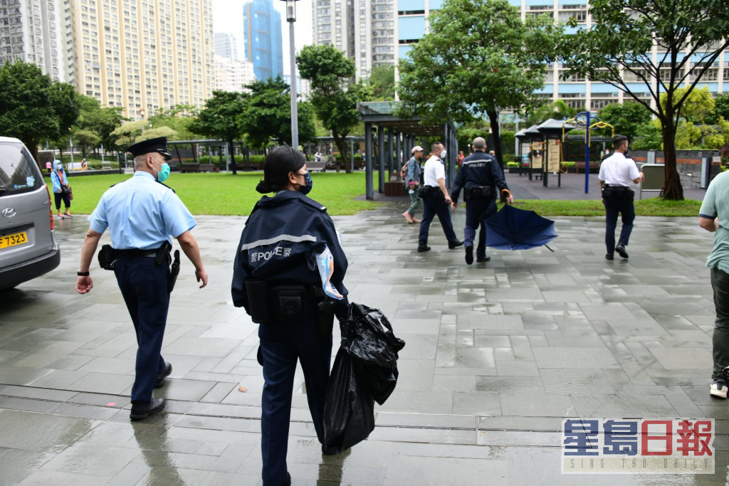 警方检获相信是死者的个人物品包括一把两伞。杨伟亨摄