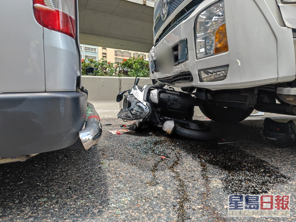 電單車被捲入貨車底。梁國峰攝