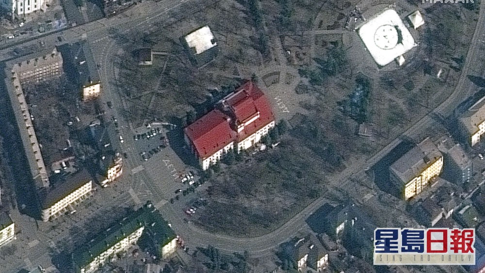 衛星照片顯示，遭俄軍轟炸的馬里烏波爾劇院門口地面已以俄語標註「孩童」。AP