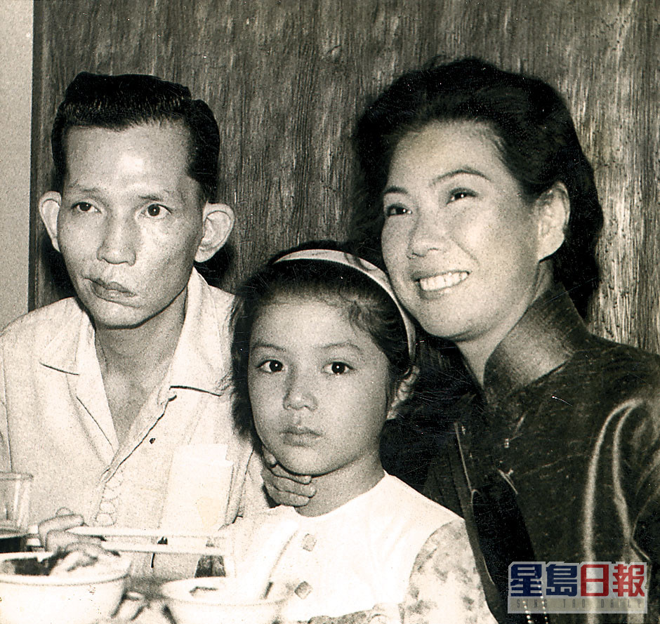 馮寶寶小時候與父親馮峰。