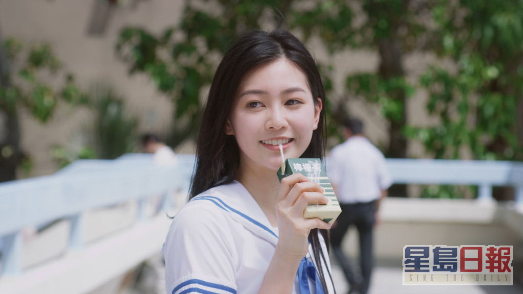 郭柏妍首部播出的剧集是今年1月开播的《青春不要脸》，她在剧中重现经典柠檬茶广告，劲有初恋feel。