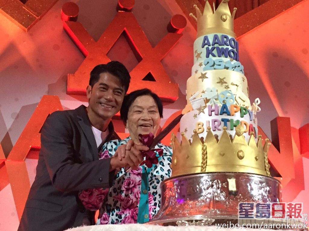郭富城2015年與媽媽、工作團隊過生日，當時他留言說：「希望快點成家立室。」結果兩年後就娶得方媛。