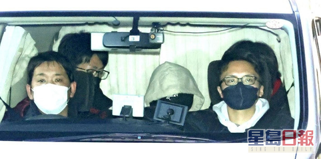 田中聖被拍到坐在警方車內，他用帽子遮樣。