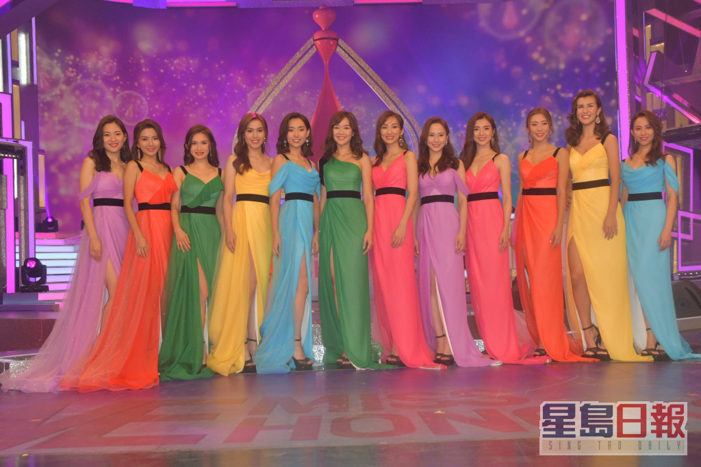 葉靖儀（左6）參加《2021年度香港小姐競選》入行