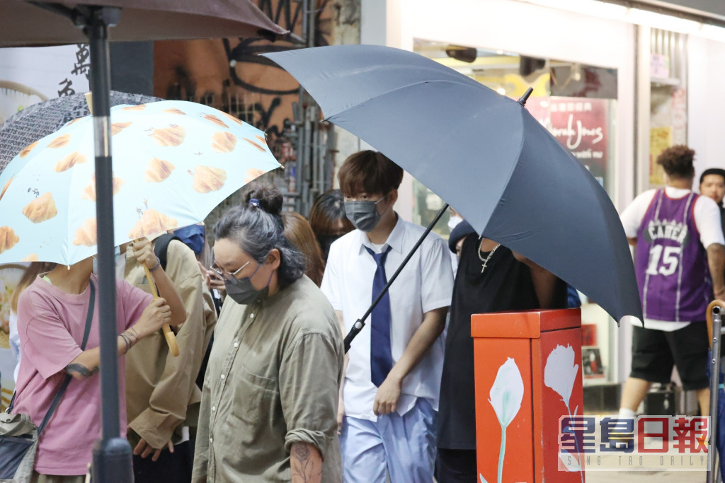 為保持神秘感，工作人員出動雨傘陣。