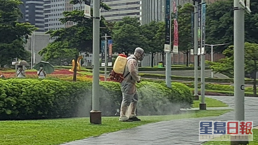 楊永杰批評康文署職員雨中噴滅蚊霧。